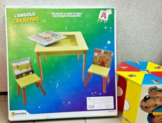 Immagine di Tavolo E Sedie In Legno Con Lavagna Incorporata